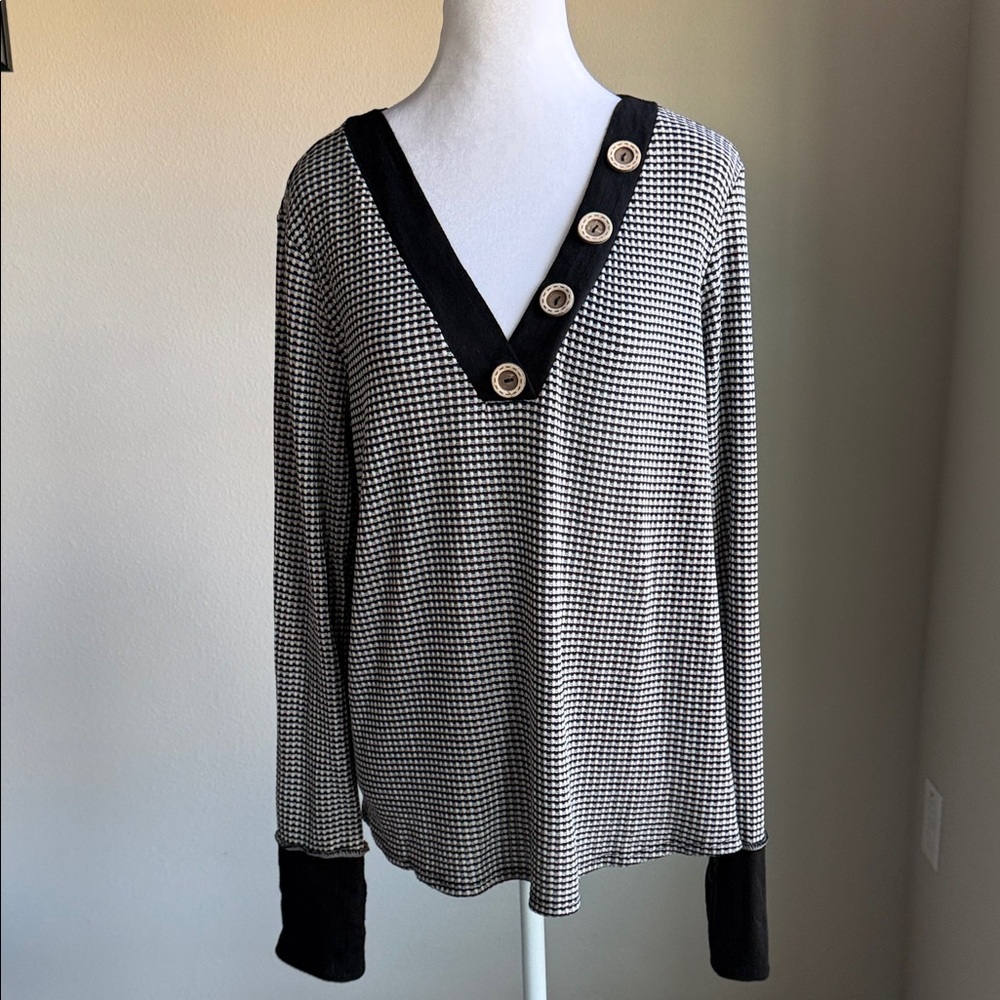 Sugarfox women’s black&white checked pullover top